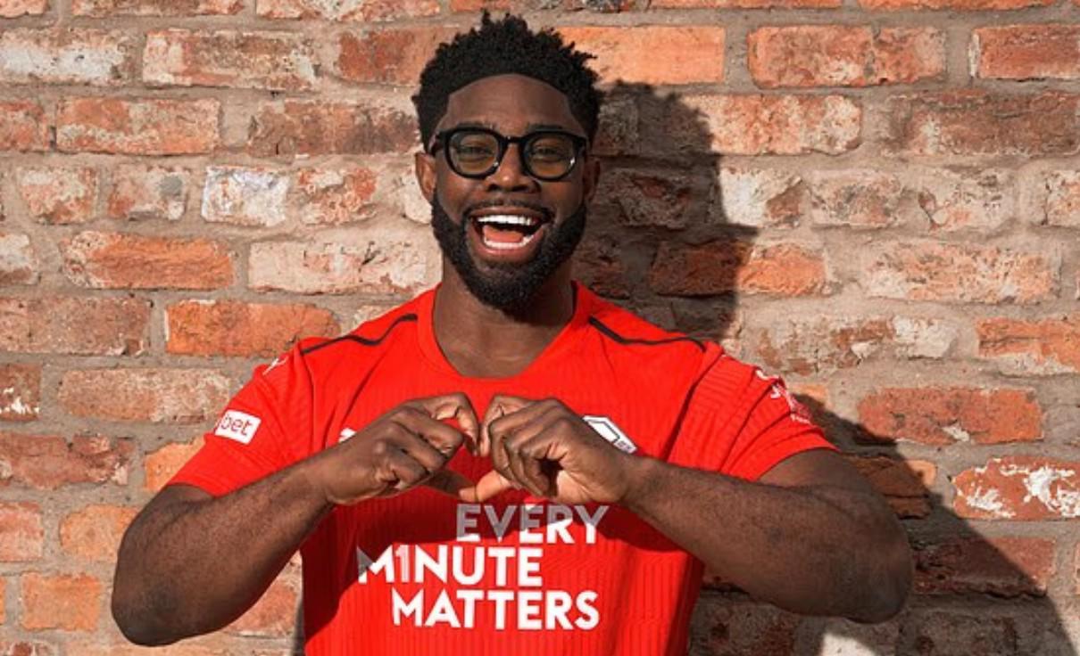 开云-为心脏健康月做宣传，理查兹、迪福等前英超球星做出爱心手势